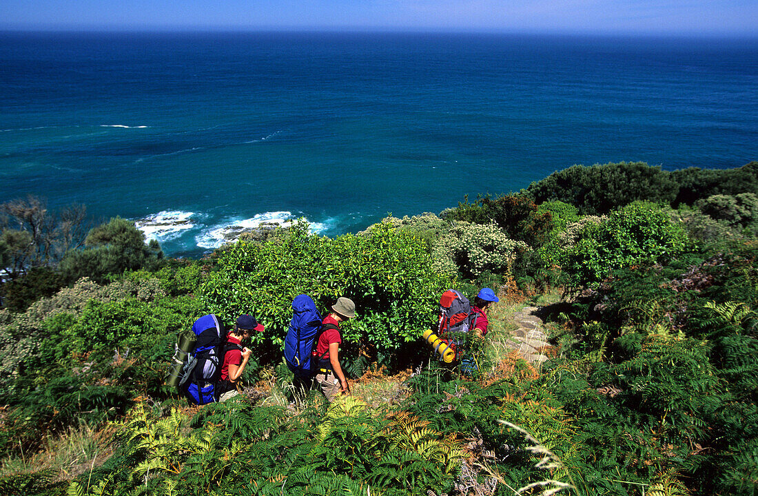 Drei Leute Laufen entlang der Küste im Otway National Park, Great Ocean Walk, Victoria, Australien