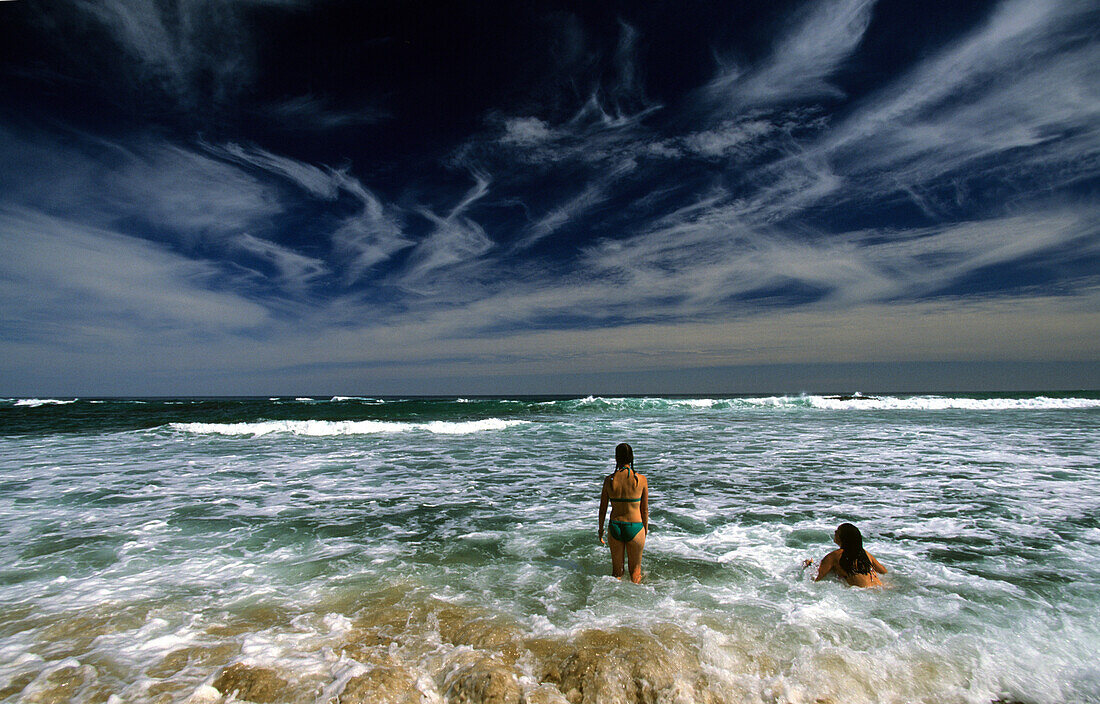 Zwei Frauen beim Baden, Schwimmen am Wreck Beach, Great Ocean Walk, Victoria, Australien