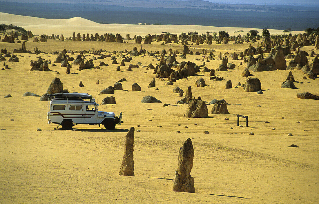 Wohnmobil ei der Durchreise, Die Kalksteinsäulen der Pinnacles, Nambung National Park, Westaustralien, Australien