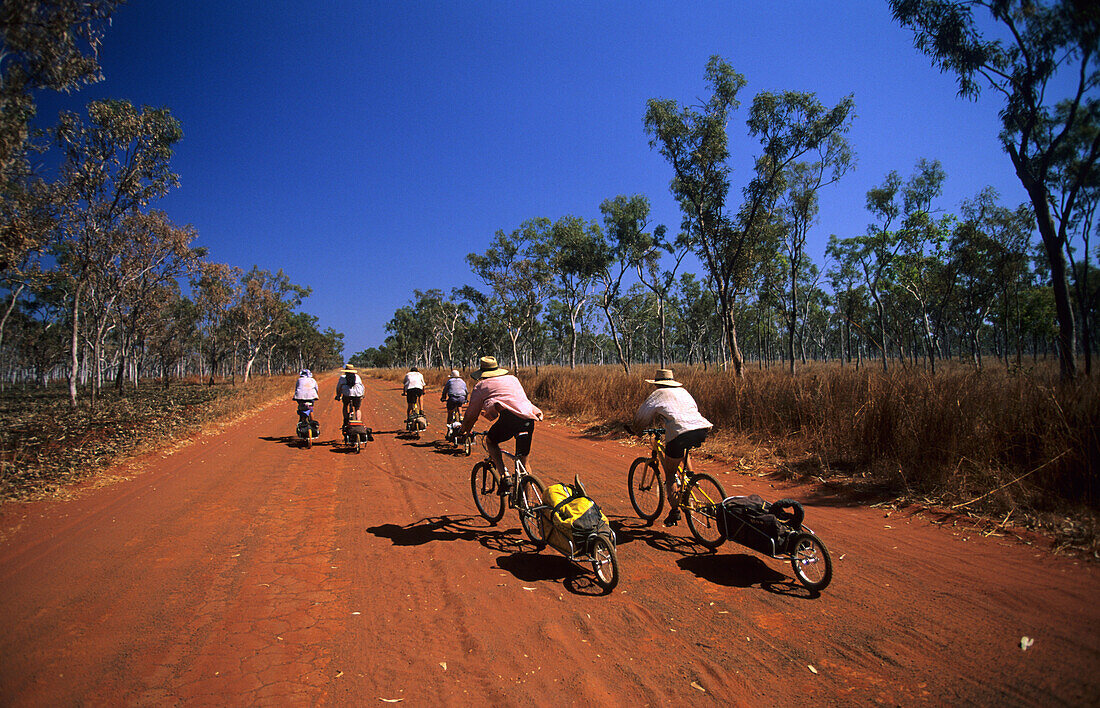 Radfahrer auf der Zubringerstrasse zur Drysdale River Station, Gibb River Road, Westaustralien, Australien