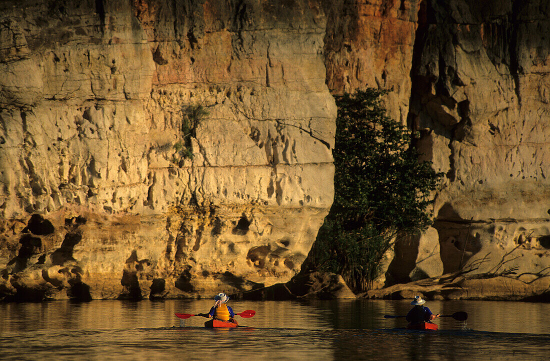 Kajakfahrer auf dem Fitzroy River in der Geikie Gorge, Geikie Gorge National Park, Westaustralien, Australien