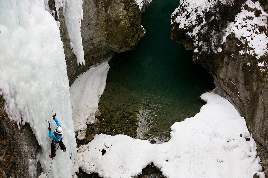 Mann beim Eisklettern in einer Schlucht, Pontresina, Oberengadin, Graubünden, Schweiz