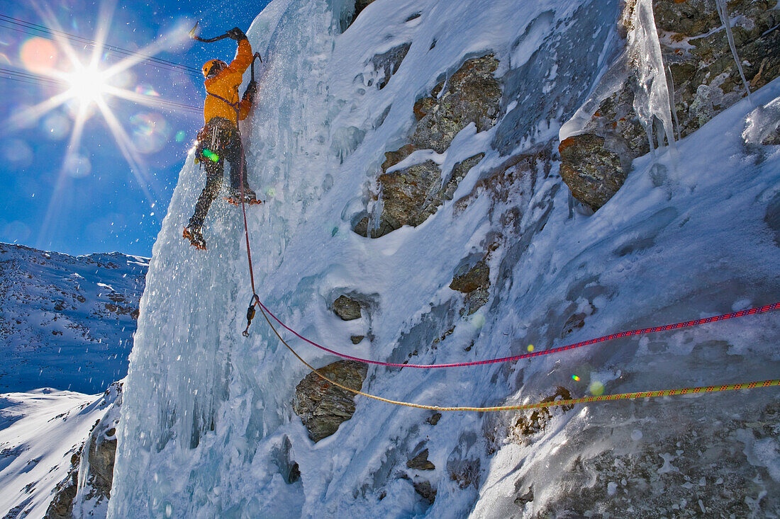 Mann beim Eisklettern am Corn Diavolezza (künstlicher Eisfall), Pontresina, Oberengadin, Graubünden, Schweiz