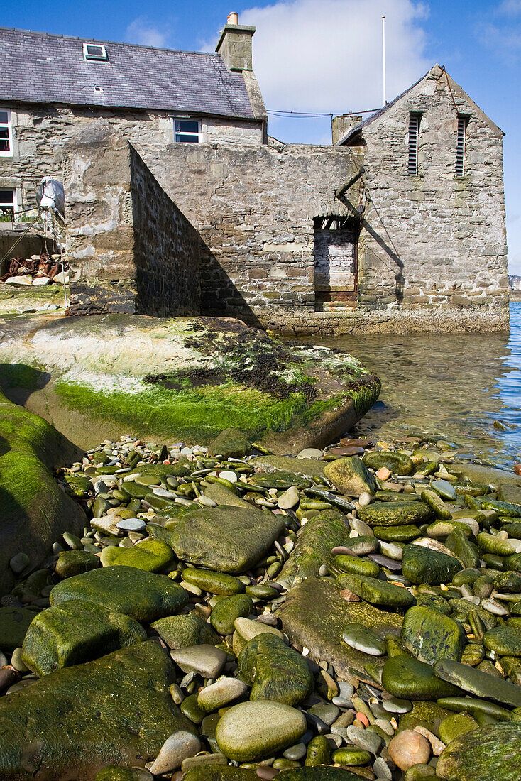 Ein Haus, Steinhaus am Meer, Lerwick, die Hauptstadt der Shetland Inseln, Schottland, Großbritannien