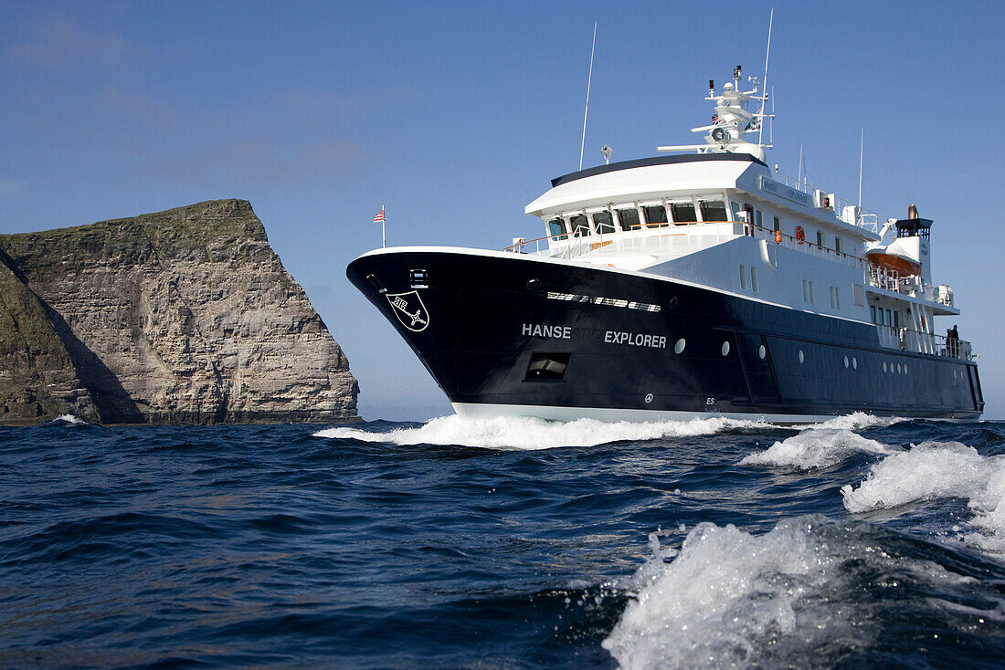 Die Yacht Hanse Explorer vor den Klippen der Insel Noss, Shetland Islands, Schottland, Großbritannien