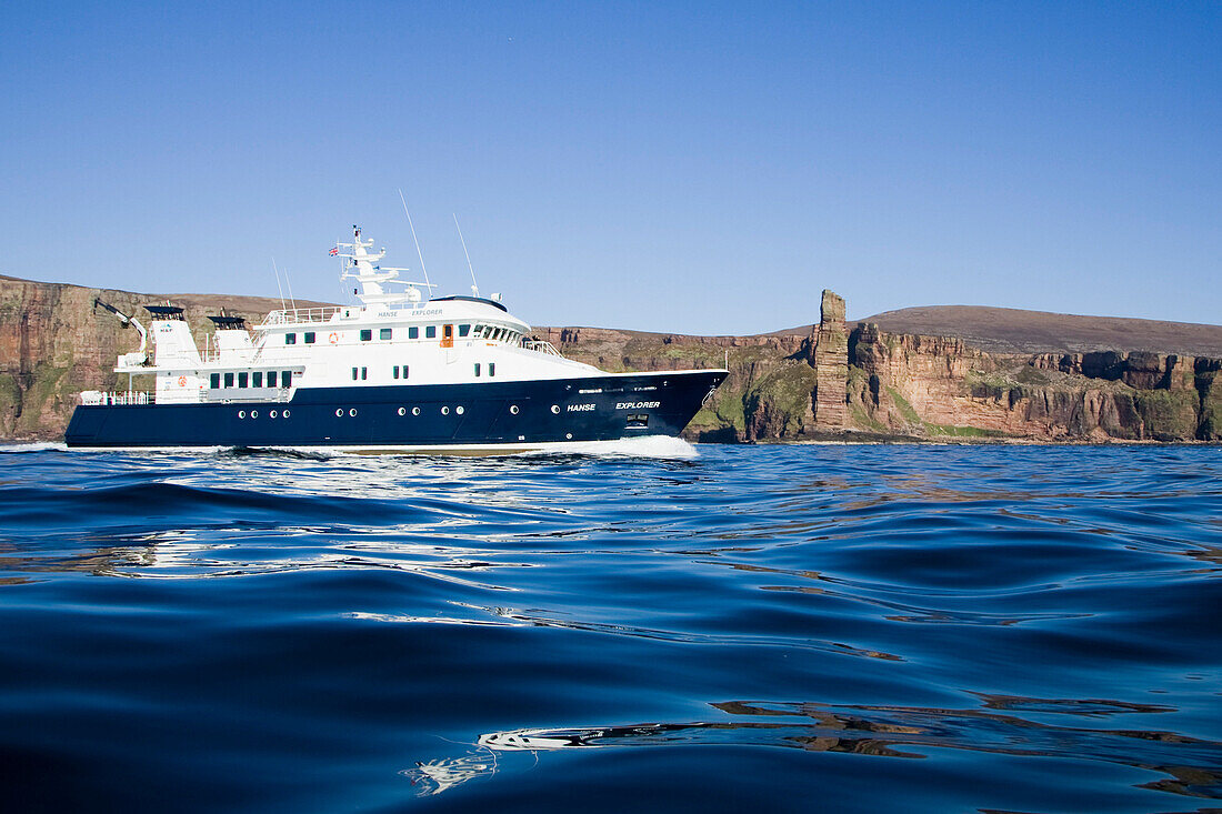 Ein Schiff, eine luxuriöse Yacht fährt vor der Küste, Old Man of Hoy, Insel Hoy, Orkney Islands, Schottland, Großbritannien