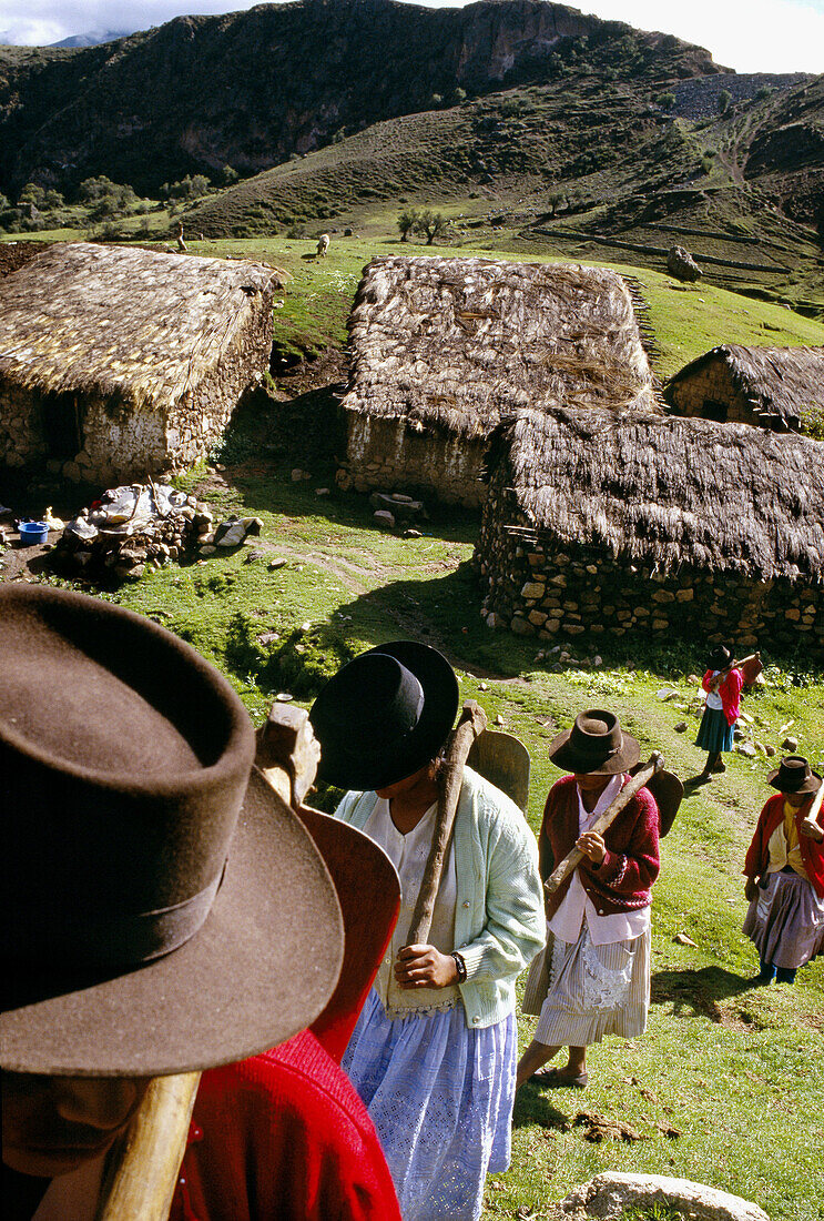 Women going to work, Tambillo. Peru