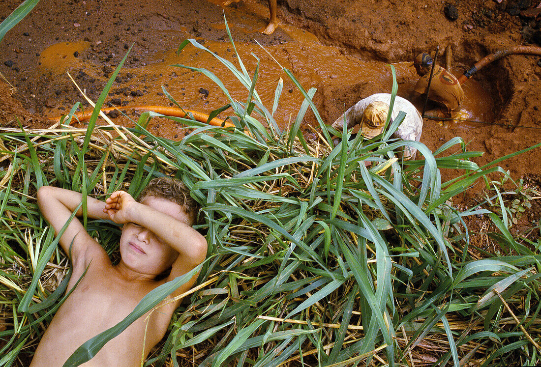 Men searching for gold, Garimpeiro. Serra Pelada, Amazon. Brazil