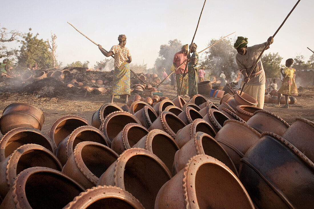 Making potery, Village of Kalabougou. Mali. Africa