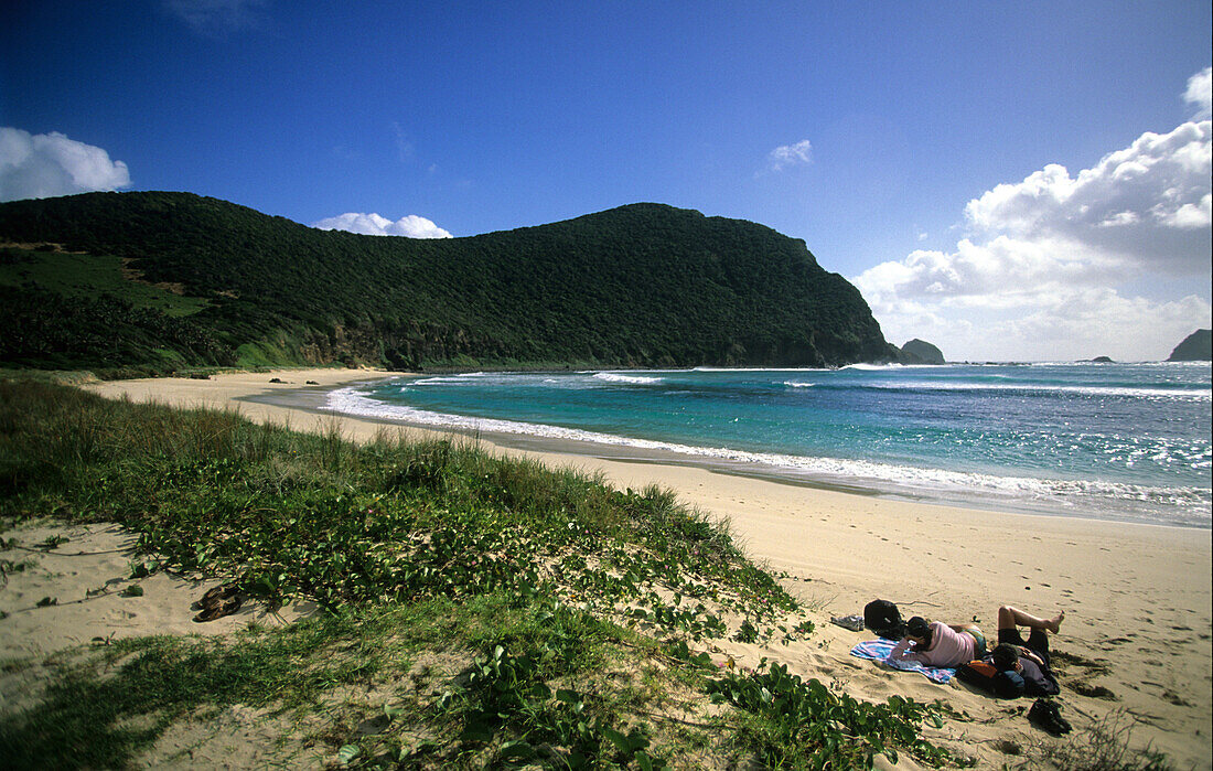 Menschen sonnen sich am Strand, Neds Beach, Lord Howe Island, Australien