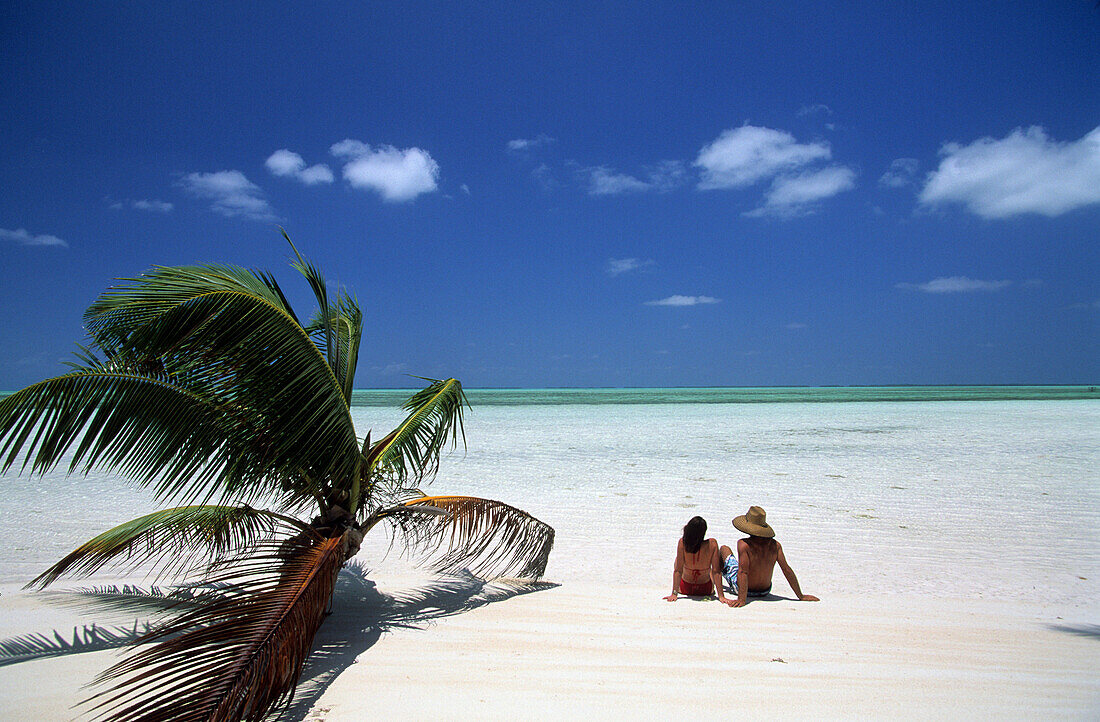 Ein Paar sonnt sich am Strand, South End Beach auf West Island, Cocos Islands, Australien