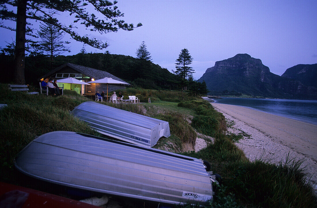 Menschen entspannen sich in einer Strandbar, Lagoon Beach, Pine Tree Resort, Lord Howe Island, Australien