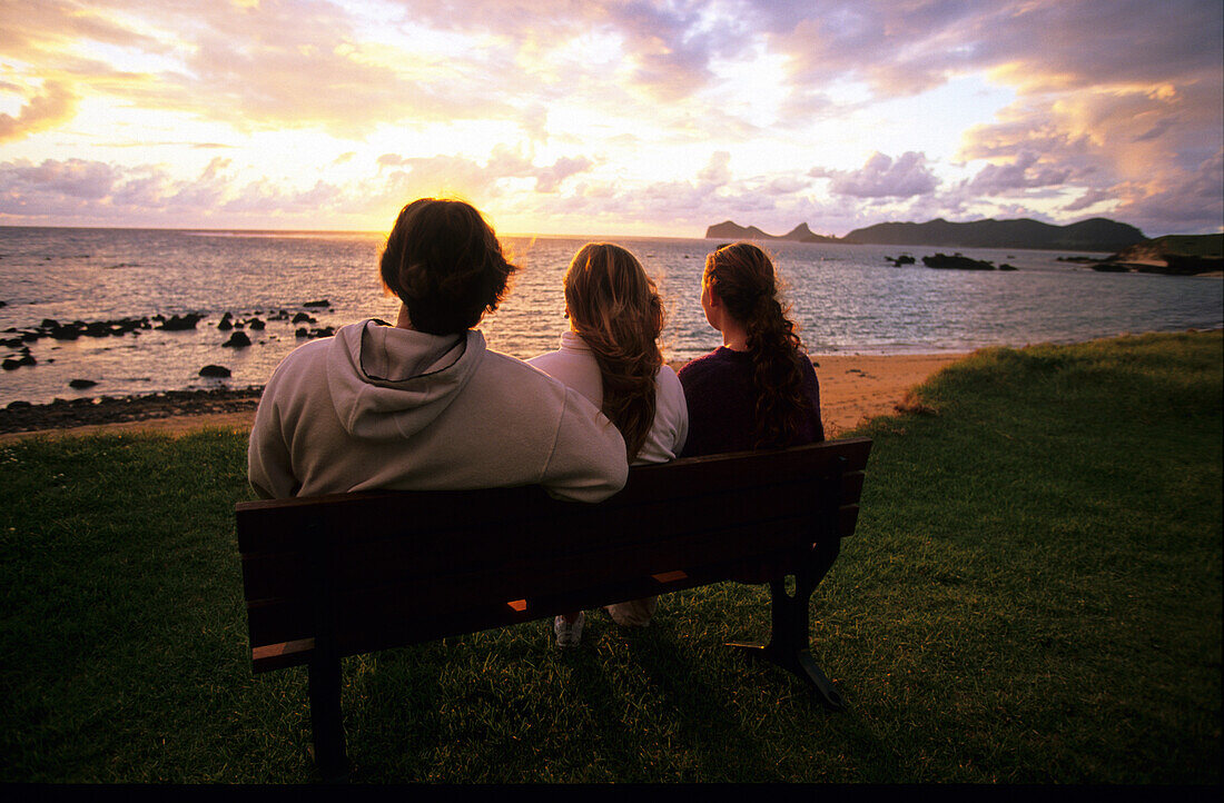 Menschen betrachten den Sonnenuntergang am Salmon Beach, Lord Howe Island, Australien