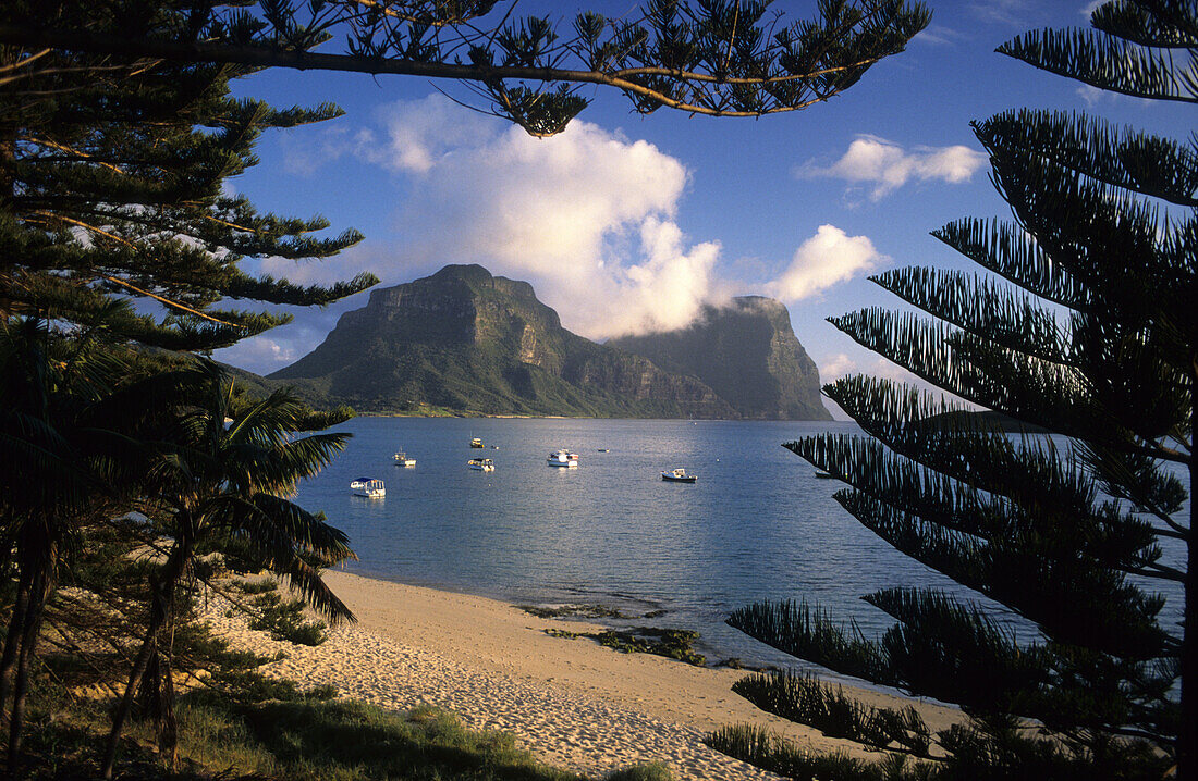 Lord Howe Island, Blick über die Lagune zu Mt.Lidgbird (l) und Mt. Gower (r), Australien