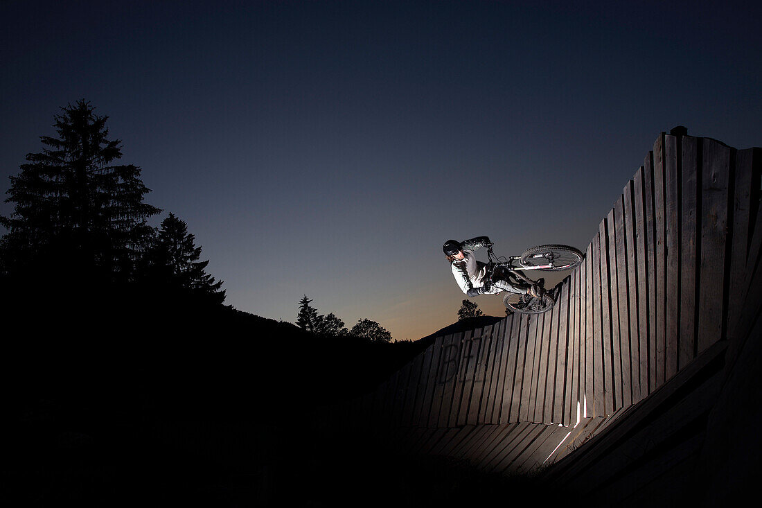 Mountainbiker in einer Wallride, Oberammergau, Bayern, Deutschland