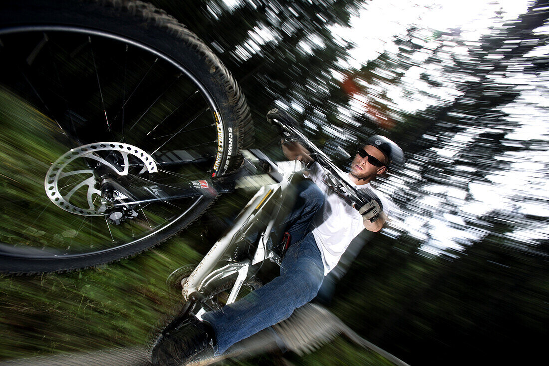 Junger Mann fährt Mountainbike, Oberammergau, Bayern, Deutschland