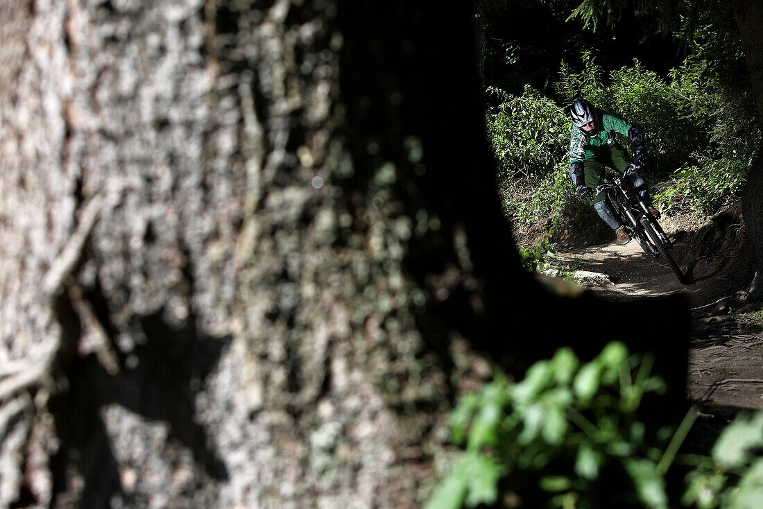 Junger Mann fährt Mountainbike, Oberammergau, Bayern, Deutschland