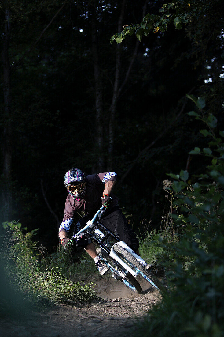 Mountainbiker auf Waldweg, Oberammergau, Bayern, Deutschland