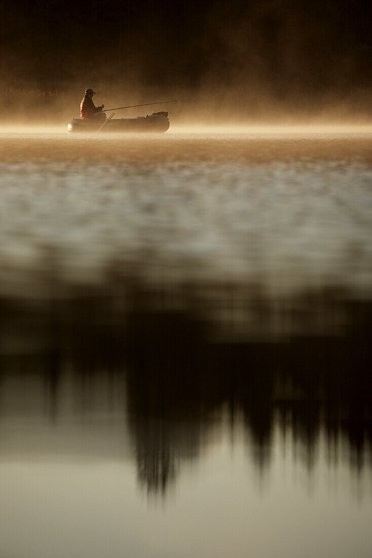 Mann angelt am Morgen auf dem Alpsee, Schwangau, Bayern, Deutschland