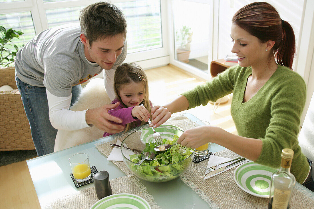 Junge Familie beim Essen, München, Deutschland