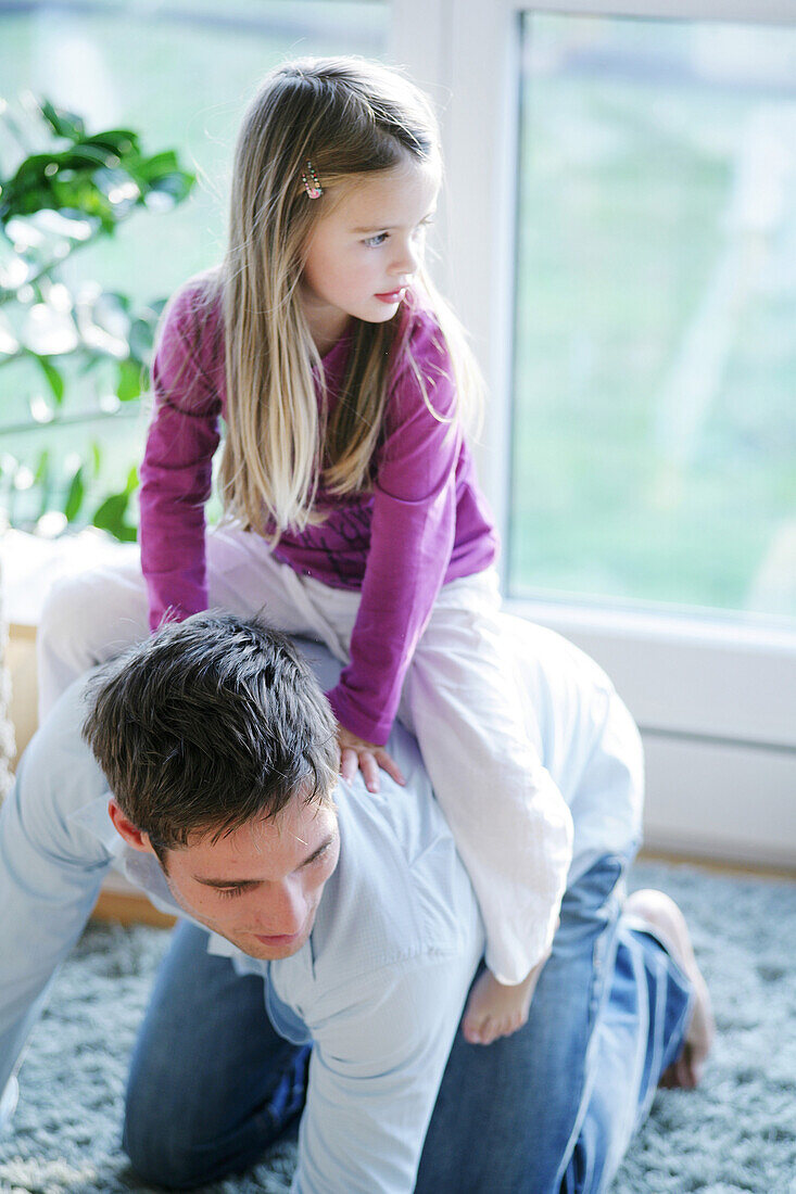 Vater spielt mit seiner Tochter (3-4 Jahre), München, Deutschland