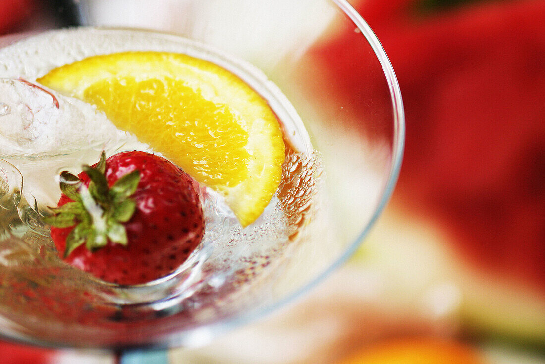  Aliment, Aliments, Close up, Close-up, Closeup, Color, Colour, Dessert, Desserts, Detail, Details, Food, Fruit, Fruits, Gastronomy, Glass, Glasses, Horizontal, Lunch, Lunches, Meal, Meals, Nourishment, Object, Objects, Still life, Strawberries, Strawberr