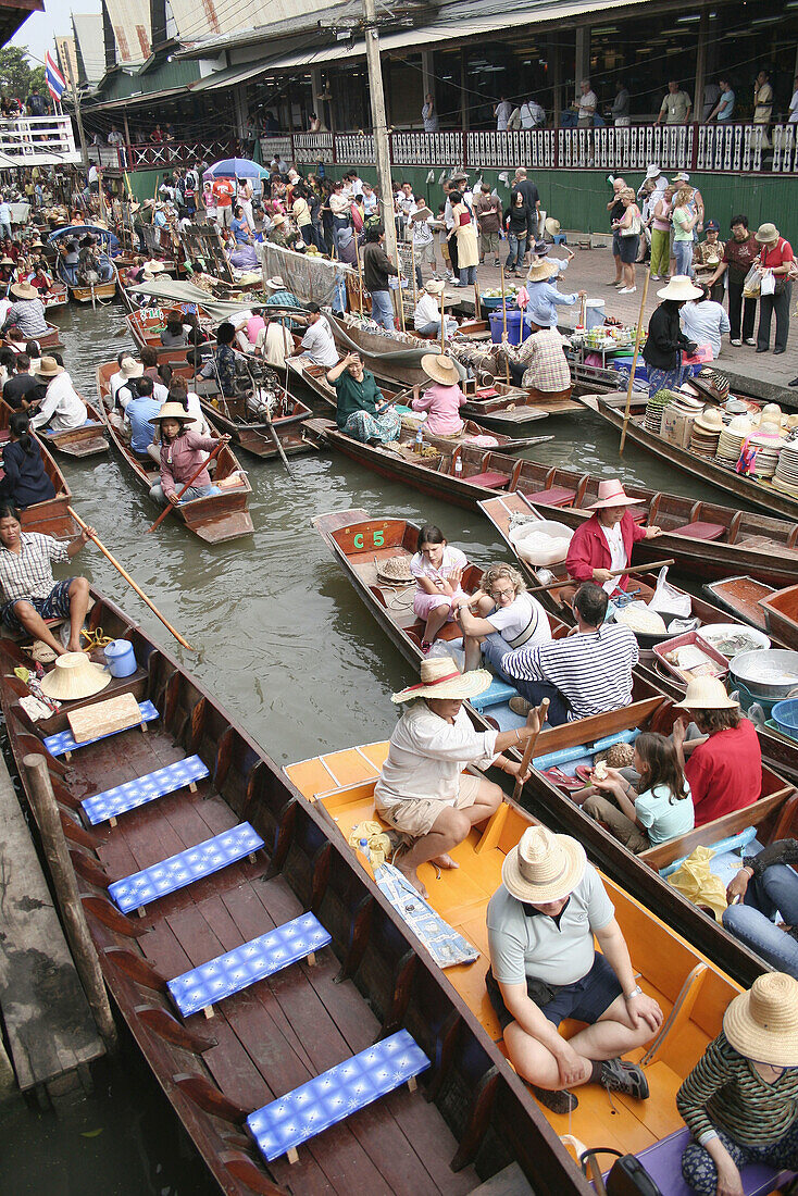 Tourists and vendors with their boats, Floating Market, Damnoen Saduak, Bangkok, Thailand, Asia