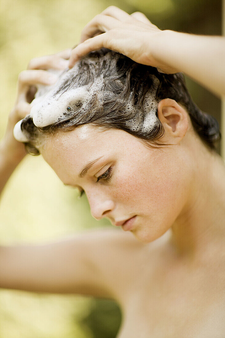 Frau bei der Haarpflege