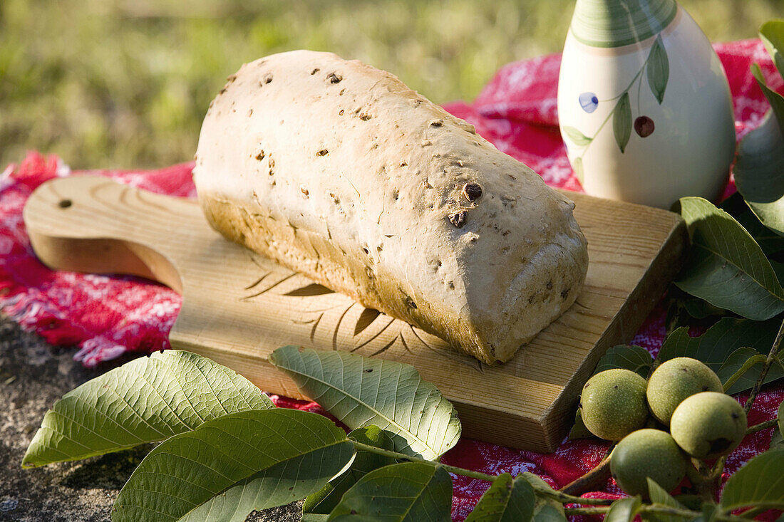 Aliment, Aliments, Bread, Bread cutting board, Bread cutting boards, Color, Colour, Daytime, Exterior, Food, Foodstuff, Gastronomy, Nourishment, Outdoor, Outdoors, Outside, Produce, Product, Products, Still life, Table, Tables, D37-571796, agefotostock