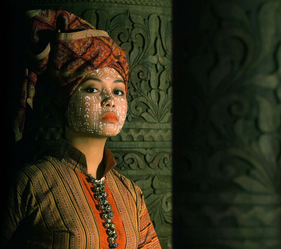 Yakan Braut mit traditionelle Schminke, Verzierung am Gesicht, und Turban, Basilan, Philippinen, Asien