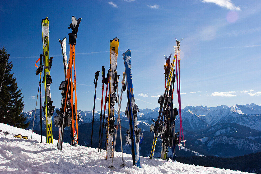 Ski stecken im Schnee, Bayrischen Alpen, Brauneck, Oberbayern, Deutschland