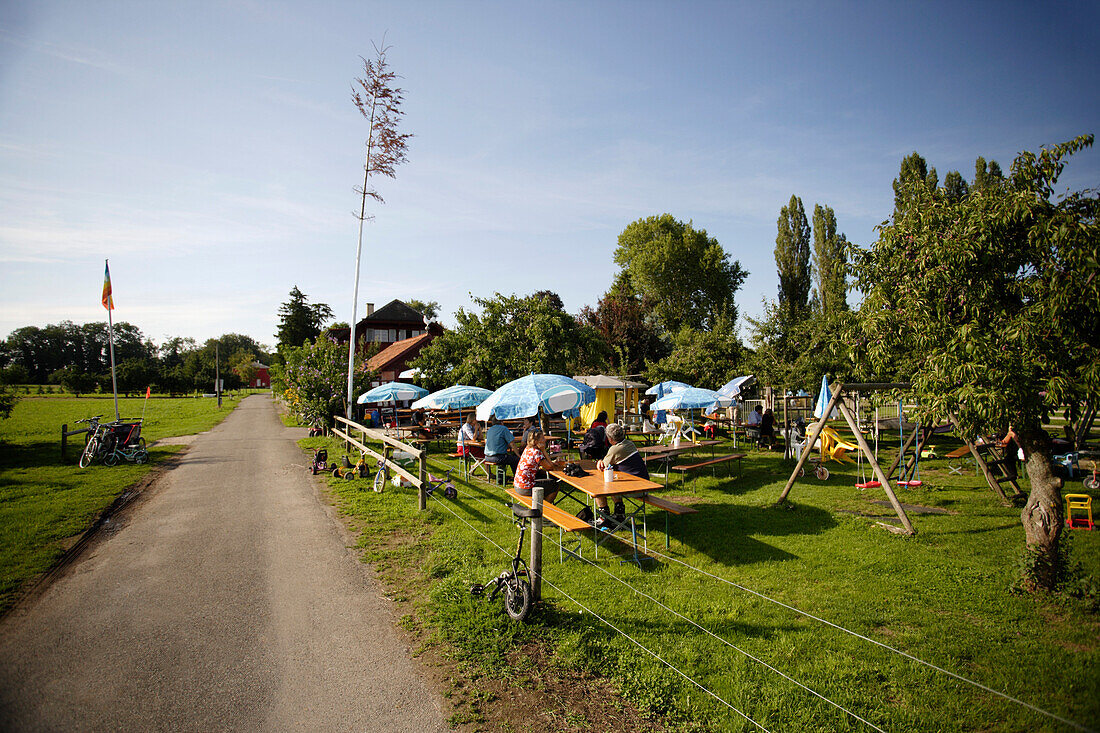 Leute sitzen im Biergarten vom Sunnehüsli, Güttingen, Kanton Thurgau, Schweiz