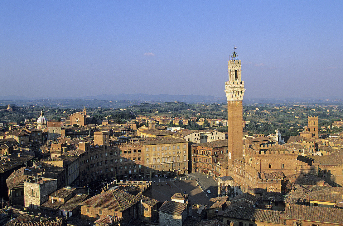 Piazza del Campo and Torre del Mangia, old town. Siena. Tuscany, Italy