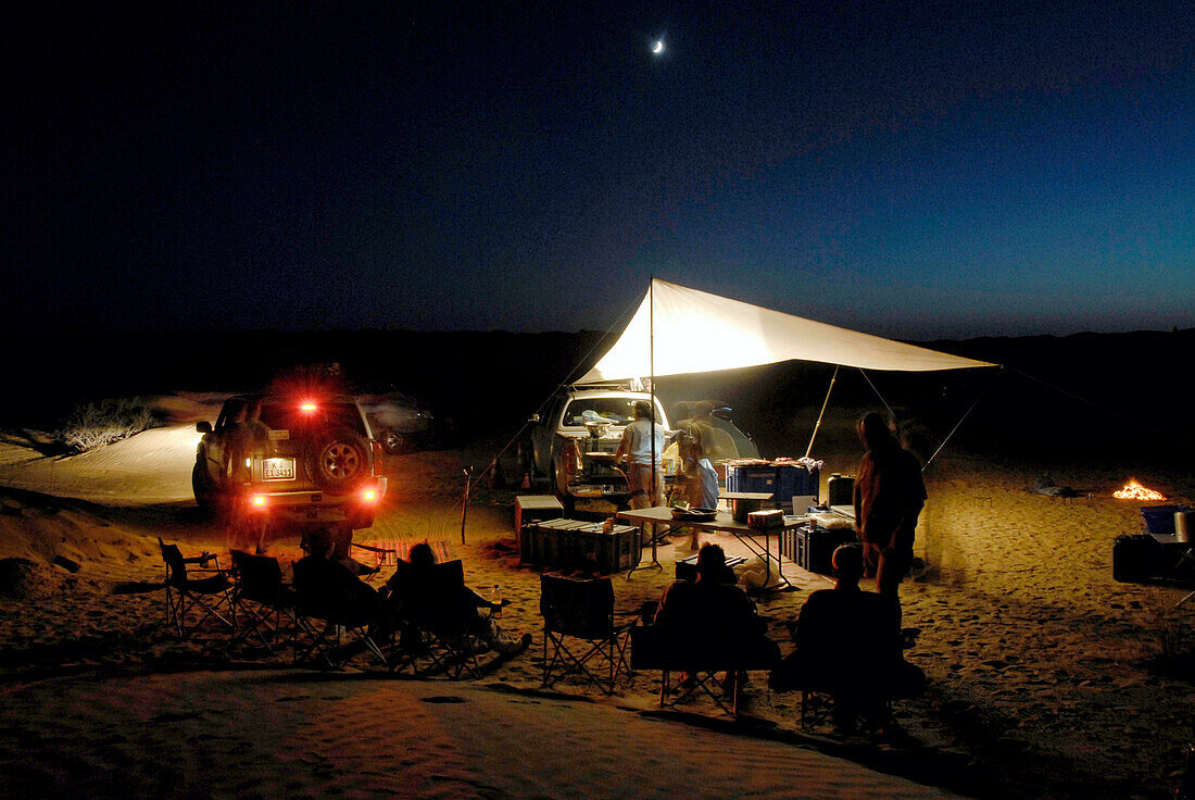 Eine Gruppe von Leute beim Zelten in der Wüste, Offroad 4x4 Sahara Reisen, Wüsten Tour mit Geländewagen, Bebel Tembain, Sahara, Tunesien, Afrika, mr
