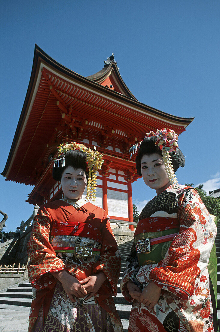 Kiyomizu-dera temple, Maiko girl, Kyoto. Kansai, Japan