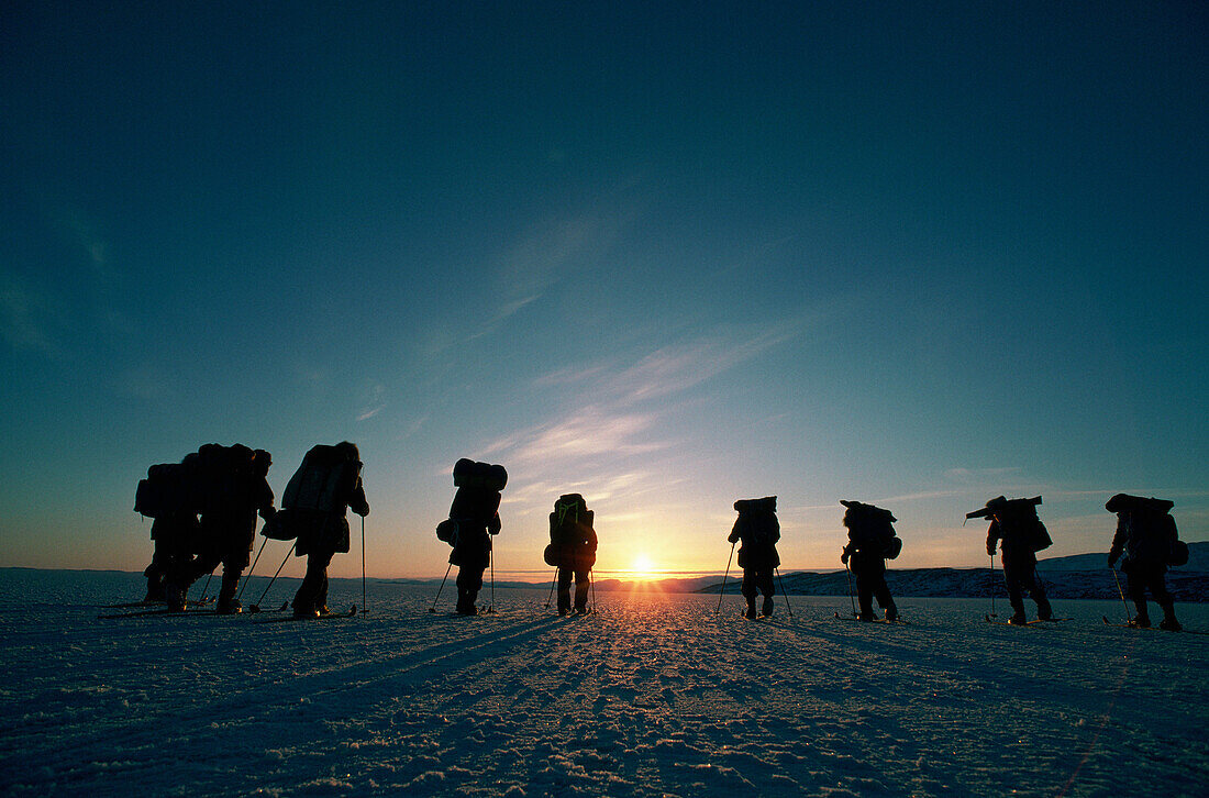  Adult, Adults, Adventure sports, Back view, Backpack, Backpacks, Cold, Coldness, Color, Colour, Contemporary, Desolate, Desolation, Determination, Effort, Efforts, Endurance, Exterior, Group, Groups, Hike, Hiking, Horizontal, Human, Ice, Outdoor, Outdoor