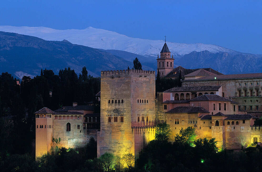 La Alhambra y Sierra Nevada at sunset. Granada. Andalusia. Spain