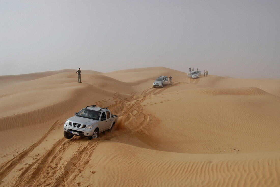 Geländewagen fahren durch die Wüste, Offroad Sahara Reisen, 4x4 Wüsten Tour mit Geländewagen, Bebel Tembain, Sahara, Tunisien, Afrika, mr