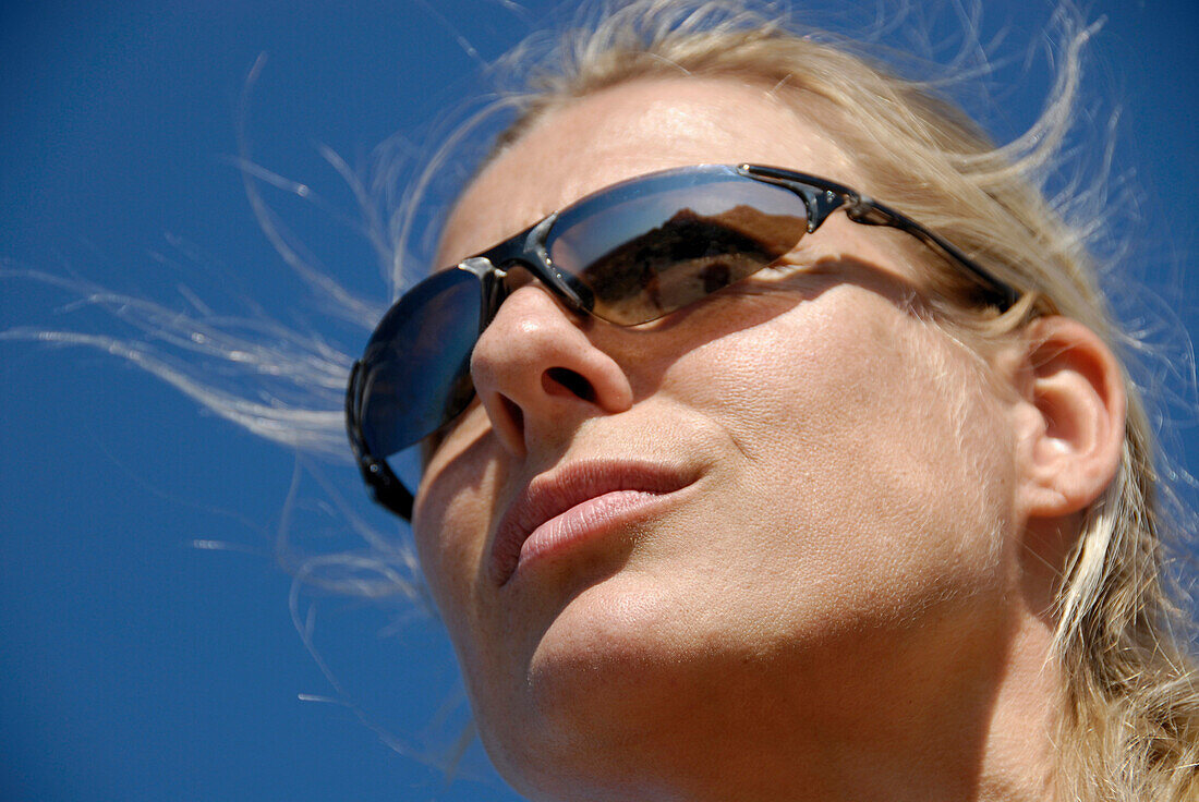Mid adult woman wearing sunglasses, Hamburg, Germany
