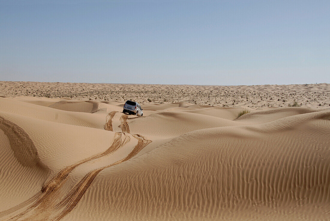 Geländewagen fährt durch die Wüste, Offroad Sahara Reisen, 4x4 Wüsten Tour mit Geländewagen, Bebel Tembain, Sahara, Tunesien, Afrika, mr