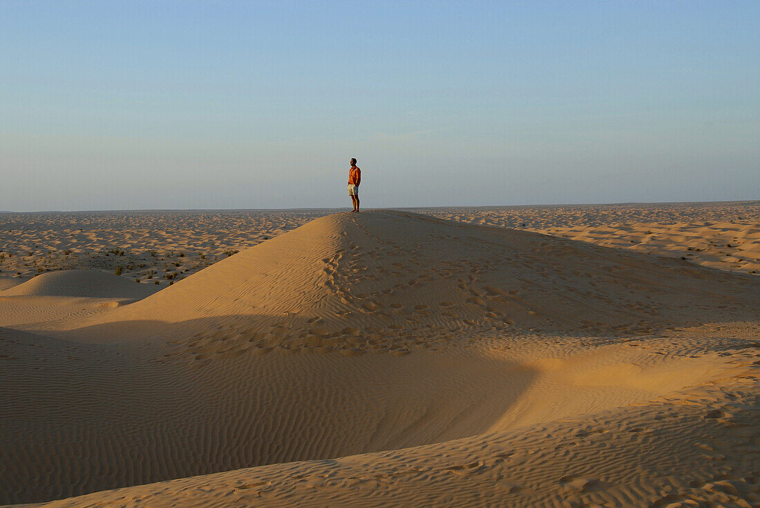 Mann auf eine Sanddüne, Offroad Sahara Reisen, 4x4 Wüsten Tour, Bebel Tembain, Sahara, Tunesien, Afrika, mr
