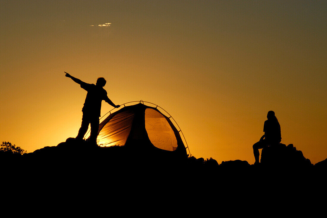 Zwei Leute beim Zelten, Sardegna, Sardinien, Italien, Europa