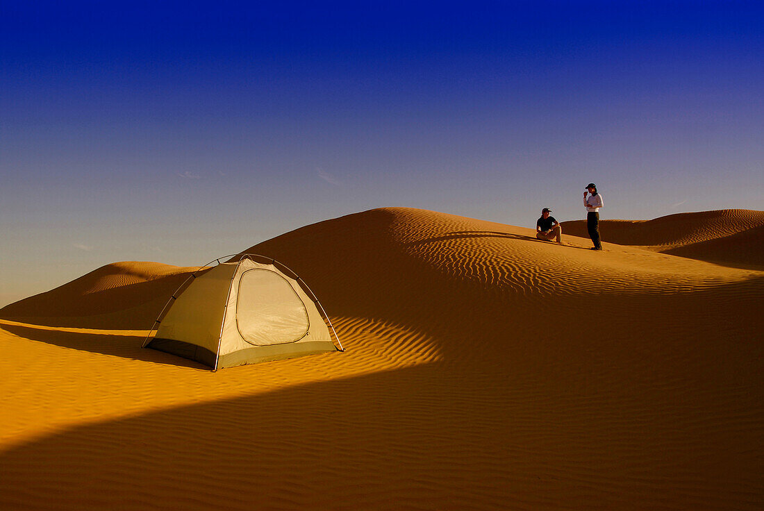 Zwei Leute beim Zelten in der Wüste, Offroad Sahara Reisen, Wüsten Tour, Bebel Tembain, Sahara, Tunesia, Afrika, mr