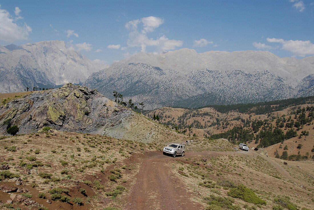 Two 4x4 vehicles, Landscape between Kozluca and Tashan, mountain pass of Divrik Dag, Highlands of Zamanti, Taurus Mountains, Turkey, Europe