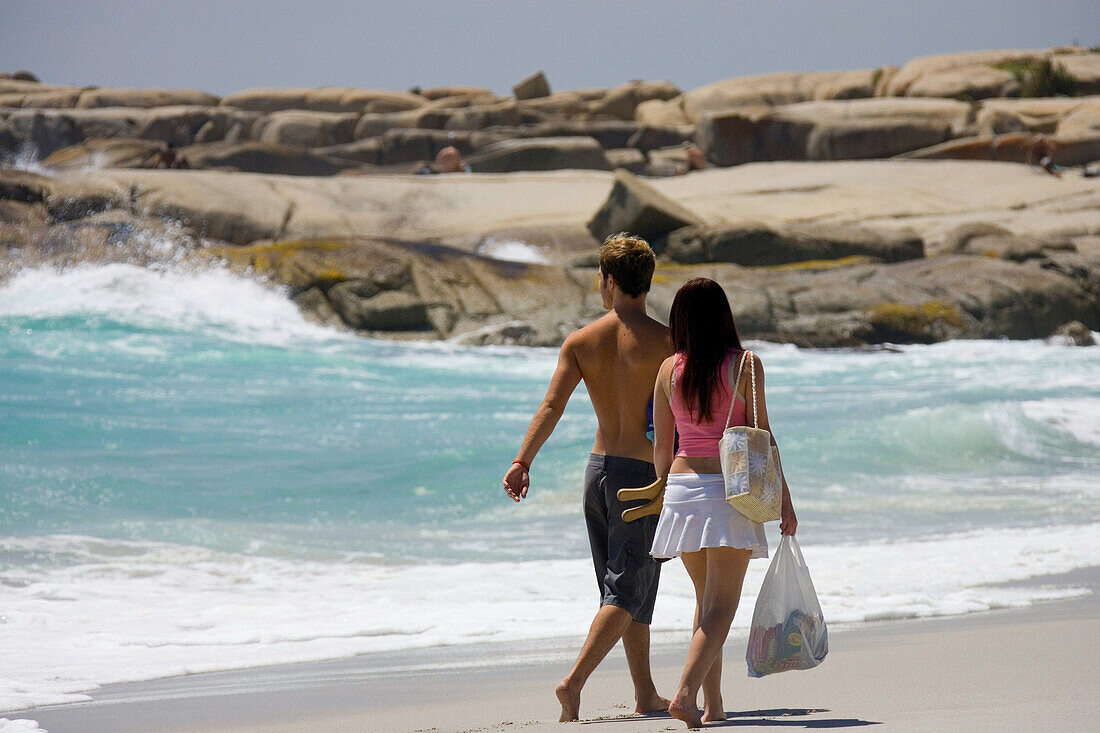Ein Paar läuft entlang der Strand, Sandy Bay Beach, Kapstadt, Südafrika, Afrika