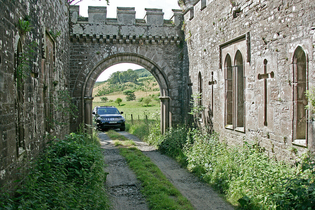 Geländewagen bei Monzie Castle, Crieff, Schottland, Großbritannien, Europa