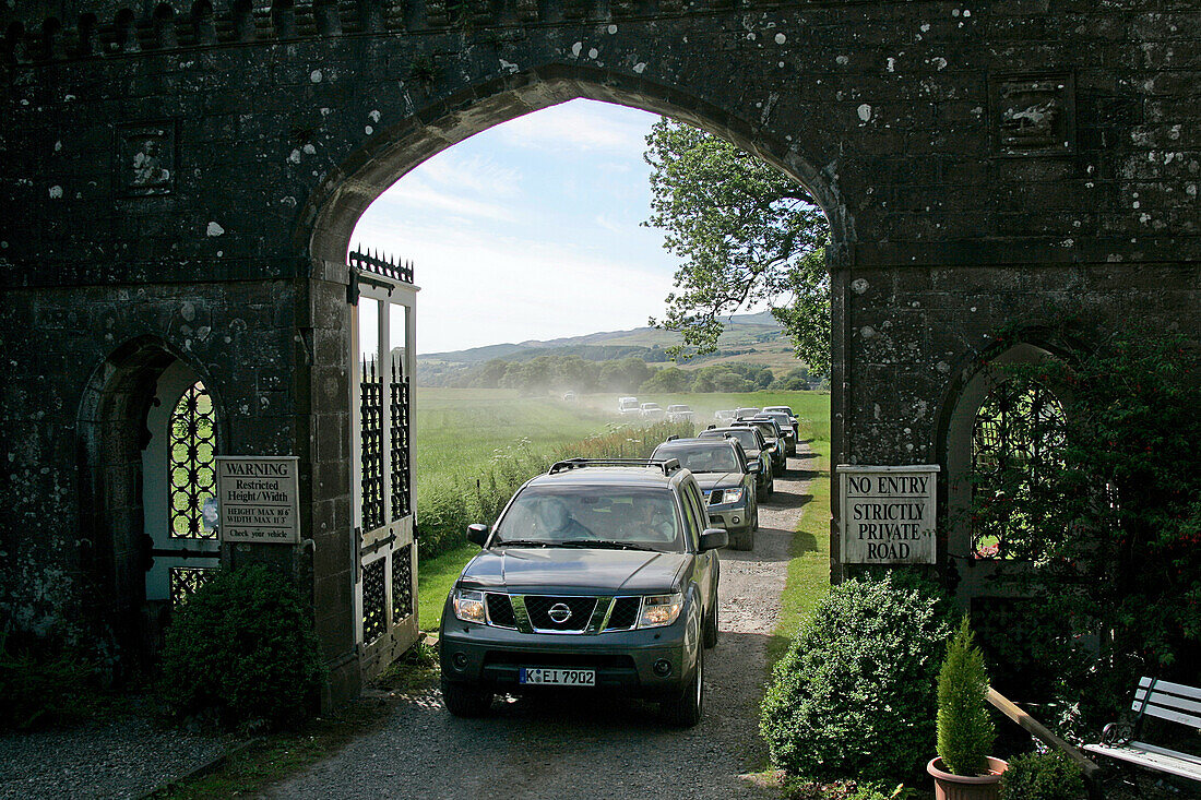 Geländewagen bei Monzie Castle, Crieff, Schottland, Großbritannien, Europa