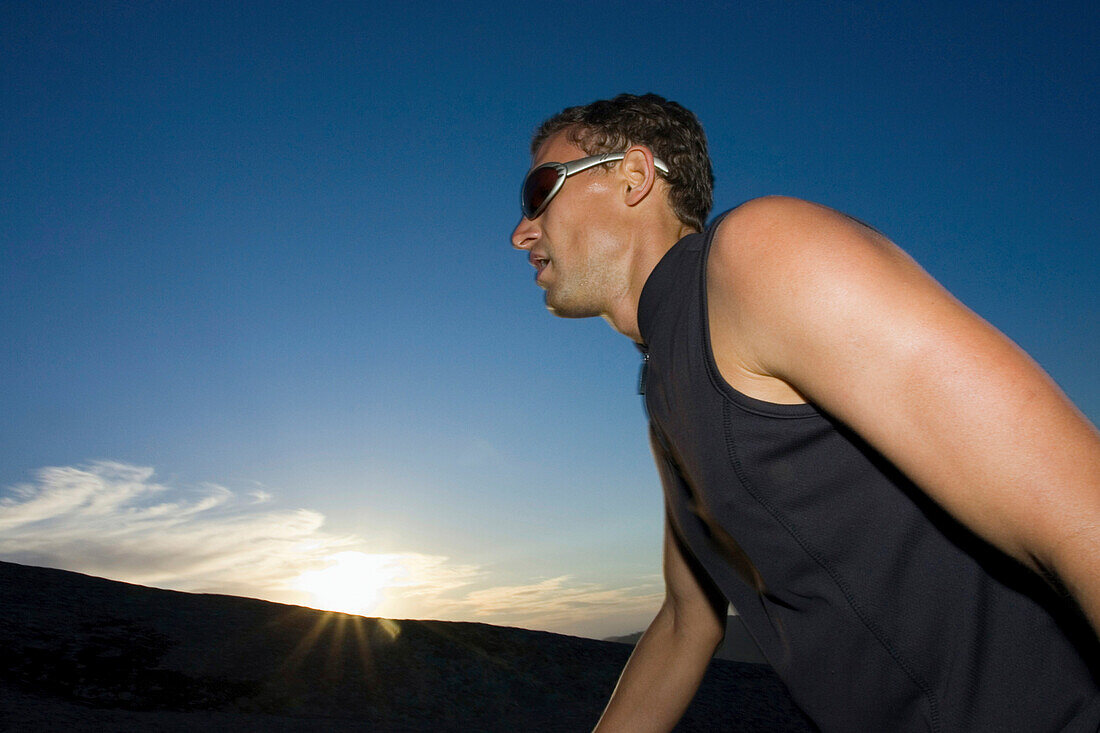 Junger Mann mit Sonnenbrille, Wandern, Paarl Mountain, Paarl, Westkap, Südafrika