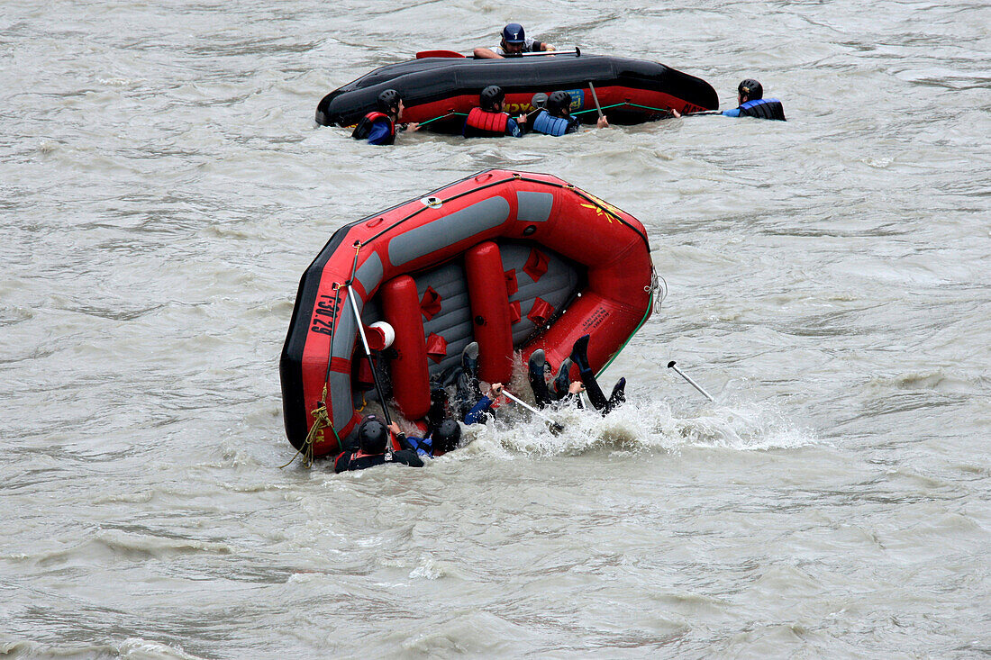 Zwei gekenterte Boote beim Rafting auf dem Inn, Österreich