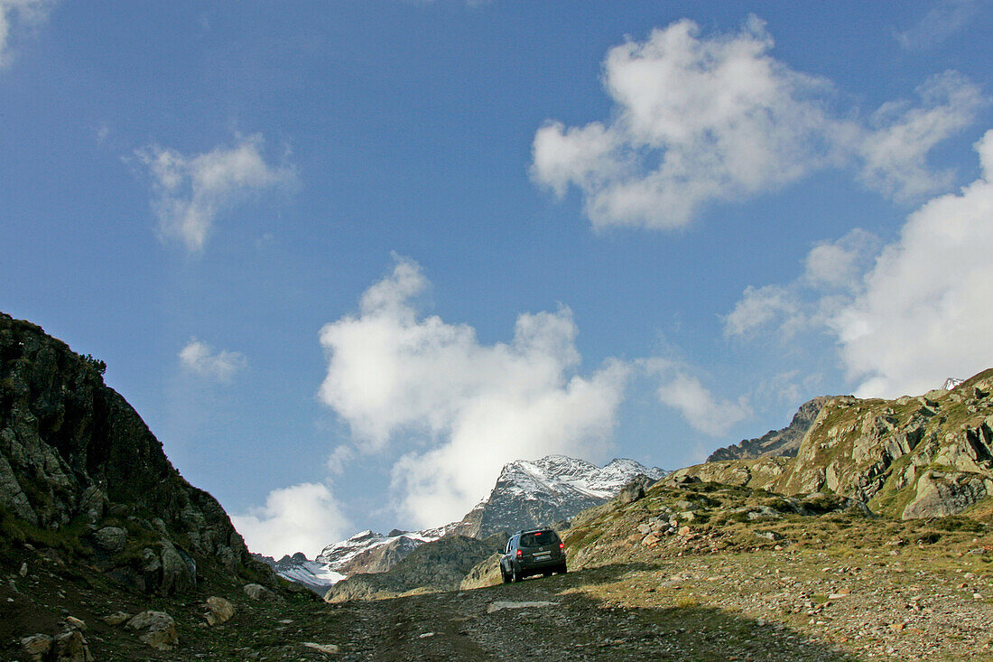 Berglandschaft in Kaunertal mit Allradfahrzeug, Kaunertal, Tirol, Österreich